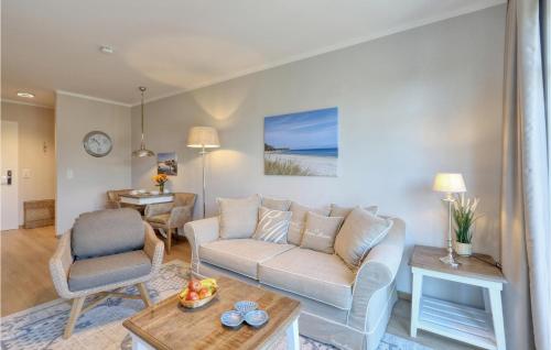 ein Wohnzimmer mit Sofa und Tisch in der Unterkunft Baltischer Hof Apartment 30 in Boltenhagen