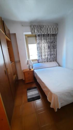 une petite chambre avec un lit et une fenêtre dans l'établissement MiaLife, à Alicante