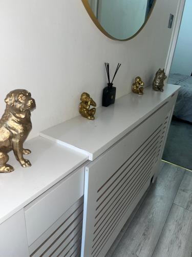 a white dressing table with a dog statuation on it at Luxury 1 bedroom apartment Bromley in Eltham