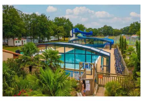 une grande piscine avec un parc aquatique dans l'établissement Mobil-home 6 personne - Tohapi Cœur de Vendée, à La Boissière-de-Montaigu