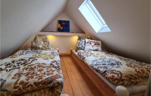 a attic bedroom with two beds and a window at Amazing Home In Pulsnitz With Kitchen in Pulsnitz