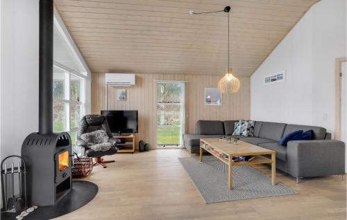 Televisyen dan/atau pusat hiburan di Lovely Home In Hurup Thy With Sauna