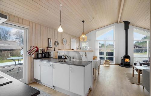 Dapur atau dapur kecil di Lovely Home In Hurup Thy With Sauna