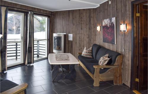 una sala de estar con un sofá y una mesa en Pet Friendly Apartment In Hemsedal, en Hemsedal