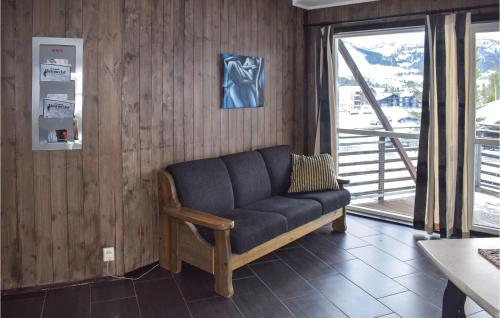 Un sofá sentado en una habitación con ventana. en Pet Friendly Apartment In Hemsedal, en Hemsedal