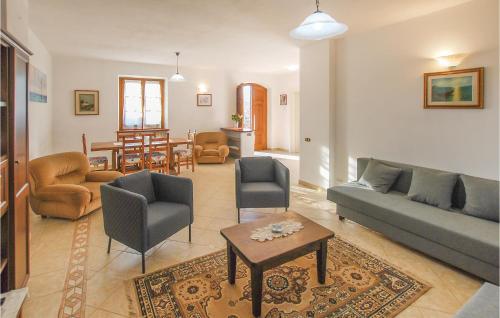 salon z kanapą, krzesłami i stołem w obiekcie Casa Giovanni w mieście Camaiore