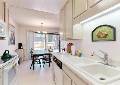 Η κουζίνα ή μικρή κουζίνα στο The Summit E3