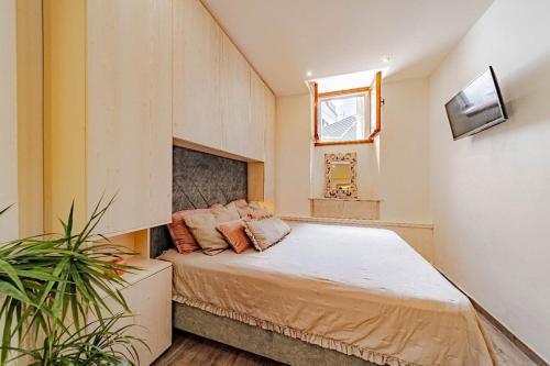 una camera da letto con un letto grande in una stanza di Apartman Alen a Vela Luka (Vallegrande)