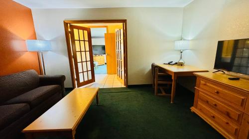 Μια τηλεόραση ή/και κέντρο ψυχαγωγίας στο Regency Inn and Suites