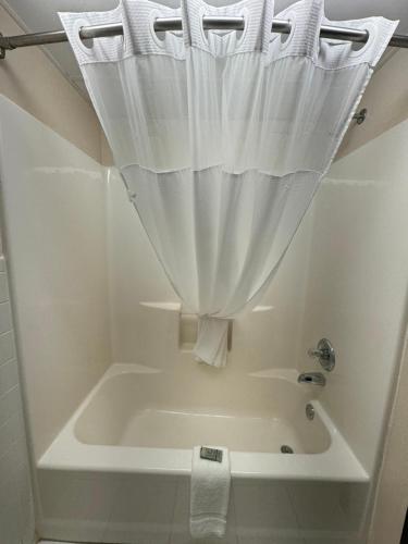 Ένα μπάνιο στο Regency Inn and Suites