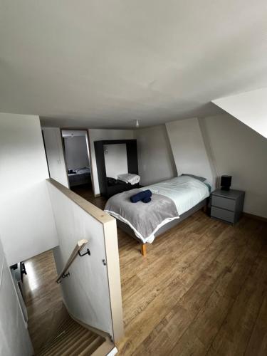 une petite chambre avec un lit dans un grenier dans l'établissement Appartement Cosy Valenciennes, à Marly