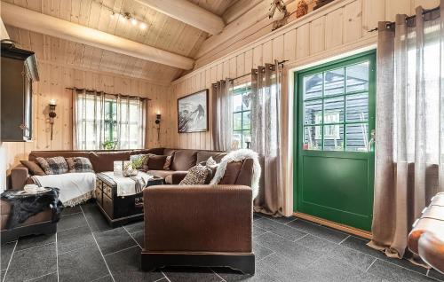 un soggiorno con divano e porta verde di 4 Bedroom Stunning Home In Hemsedal a Hemsedal