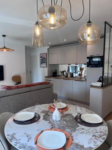 une salle à manger avec une table et une cuisine dans l'établissement Appartement Standing, Centre,200m place Morny, à Deauville
