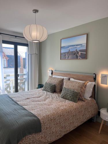 une chambre avec un lit et une vue sur l'océan dans l'établissement Appartement Standing, Centre,200m place Morny, à Deauville