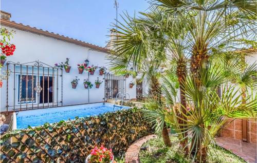 una villa con piscina e palme di Nice Home In Córdoba With Wifi a Ochavillo del Río