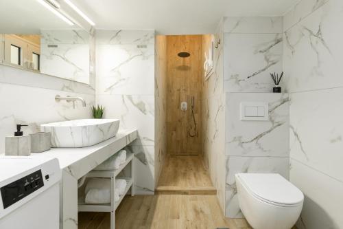 ein weißes Badezimmer mit Toilette und Waschbecken in der Unterkunft 53 Central Luxury Apartment Kalamaria Thessaloniki in Thessaloniki