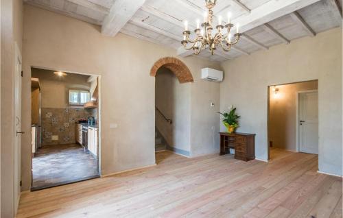 Ένα ή περισσότερα κρεβάτια σε δωμάτιο στο 5 Bedroom Gorgeous Home In Arezzo