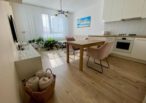 Η κουζίνα ή μικρή κουζίνα στο LUCAO Apartment, 1-4 guests, Free Parking & Wifi, 10 min from Downtown
