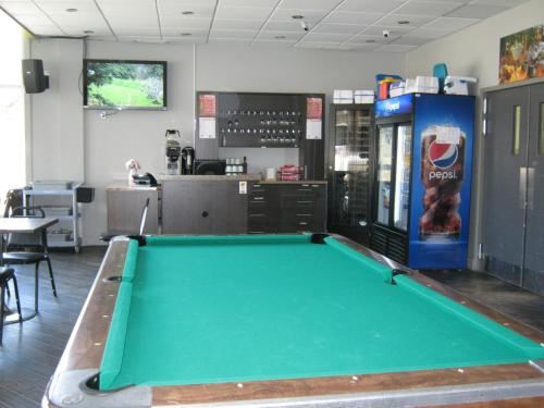 a pool table in a room with a soda machine at Parc du Mont-Citadelle in Saint-Honoré-de-Témiscouata