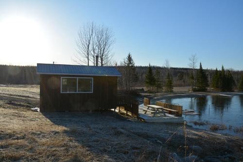 a small cabin with a dock next to a lake at Parc du Mont-Citadelle in Saint-Honoré-de-Témiscouata