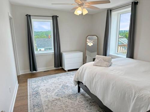 Ένα ή περισσότερα κρεβάτια σε δωμάτιο στο Spacious Freshly Renovated Townhome- Scenic Side