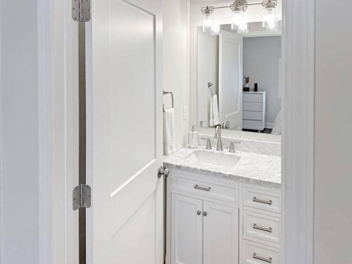 Ένα μπάνιο στο Spacious Freshly Renovated Townhome- Scenic Side