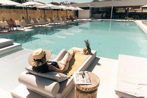 Sivota Hotelの敷地内または近くにあるプール