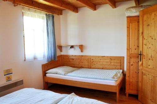 1 dormitorio con 2 camas y ventana en Chata 115 Tatralandia, en Liptovský Mikuláš