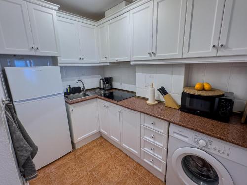 Cuisine ou kitchenette dans l'établissement Torrevieja Seaside Escape