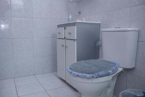 ガラニュンスにあるBelo Flat com otima localizacao em Garanhuns PEのバスルーム(トイレ付)、小さなキャビネットが備わります。