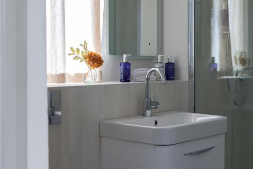 Un baño de The White Hart Hotel Lincoln