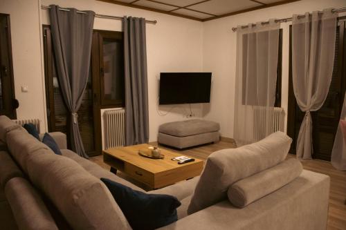 Μια τηλεόραση ή/και κέντρο ψυχαγωγίας στο Emily Apartment 5