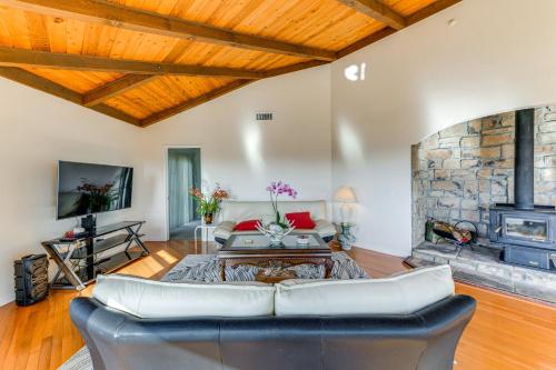 Μια τηλεόραση ή/και κέντρο ψυχαγωγίας στο Kelseyville Home with Deck and Clear Lake Views!