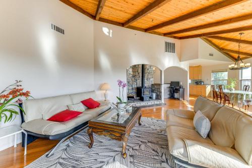 Χώρος καθιστικού στο Kelseyville Home with Deck and Clear Lake Views!