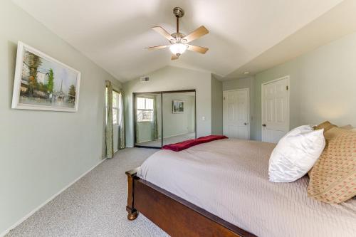 Ένα ή περισσότερα κρεβάτια σε δωμάτιο στο Kelseyville Home with Deck and Clear Lake Views!