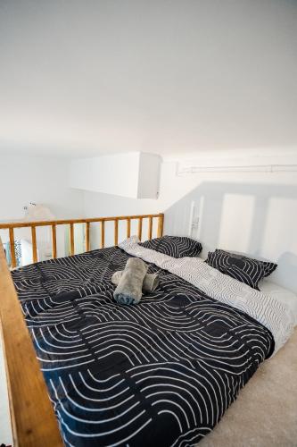 Ένα ή περισσότερα κρεβάτια σε δωμάτιο στο Studio cosy près de Paris et Disney