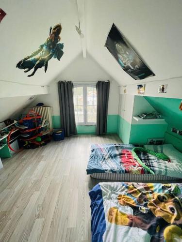 - une chambre avec 2 lits dans une pièce au plafond dans l'établissement Idéal Jeux Olympiques - Charmante maison proche Paris, à Garches