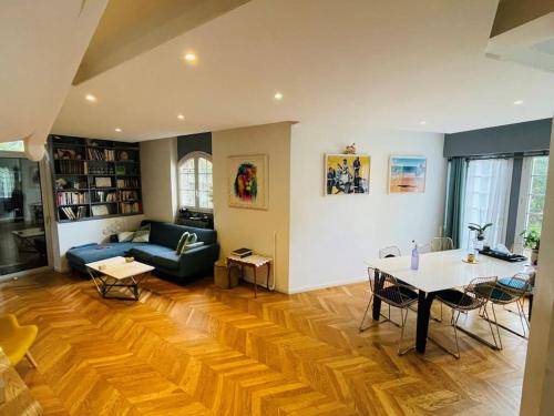 un salon avec un canapé et une table dans l'établissement Idéal Jeux Olympiques - Charmante maison proche Paris, à Garches