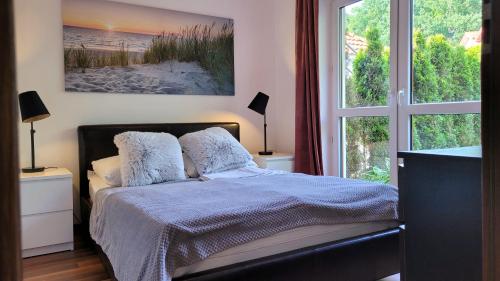 a bedroom with a bed and a large window at Villa Żeglarzy-Apartamenty 3pokojowe in Rusinowo