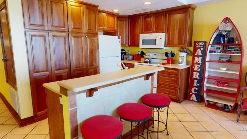 Kuchyň nebo kuchyňský kout v ubytování The Vue 225 by Tybee Vacation Rentals