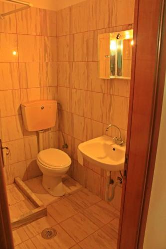 a bathroom with a toilet and a sink at Guesthouse Bizani in Néon Bizánion