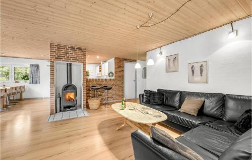 Ruang duduk di Nice Home In Ulfborg With Kitchen