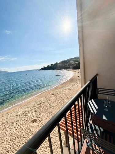 Gallery image of A 20min d AJACCIO, Grand studio 3 personnes - pieds dans l'eau - accès direct plage - vue mer exceptionnelle in Casaglione