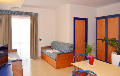 un salon avec un canapé et une table dans l'établissement Akiris Bilo, à Nova Siri Marina