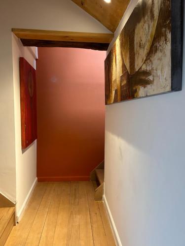 an empty room with a painting on the wall at L'Escapade Rétro in Namur
