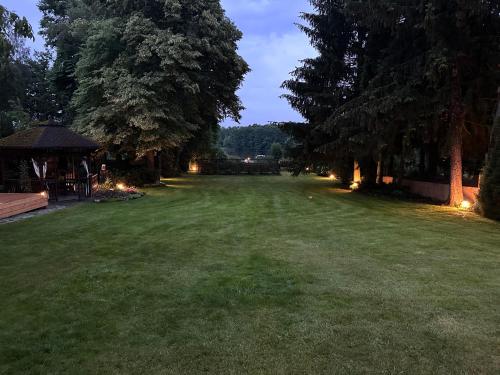 Taman di luar POGO dom nad Narwią - 4 sypialnie, balia, własny pomost, plac zabaw