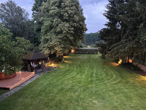 Taman di luar POGO dom nad Narwią - 4 sypialnie, balia, własny pomost, plac zabaw