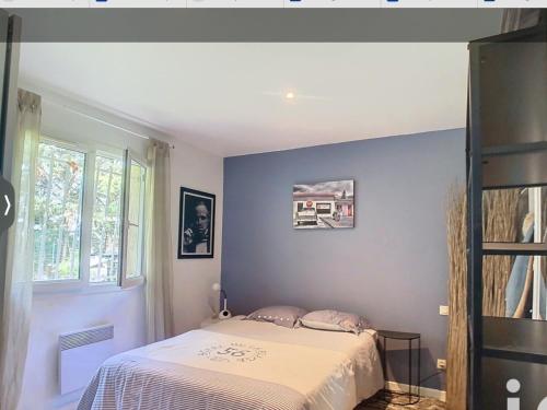 une chambre avec un lit et une fenêtre dans l'établissement Chambre d hôtes dans villa, à Lisle-sur-Tarn