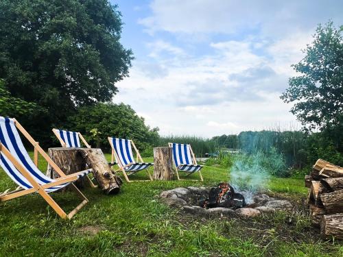 Taman di luar POGO dom nad Narwią - 4 sypialnie, balia, własny pomost, plac zabaw
