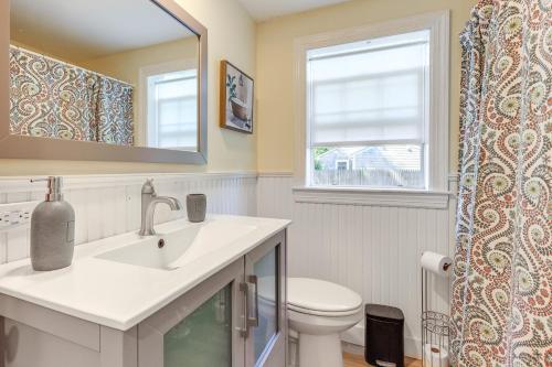 Ένα μπάνιο στο 3 Mi to Beaches South Yarmouth Gem with Game Room